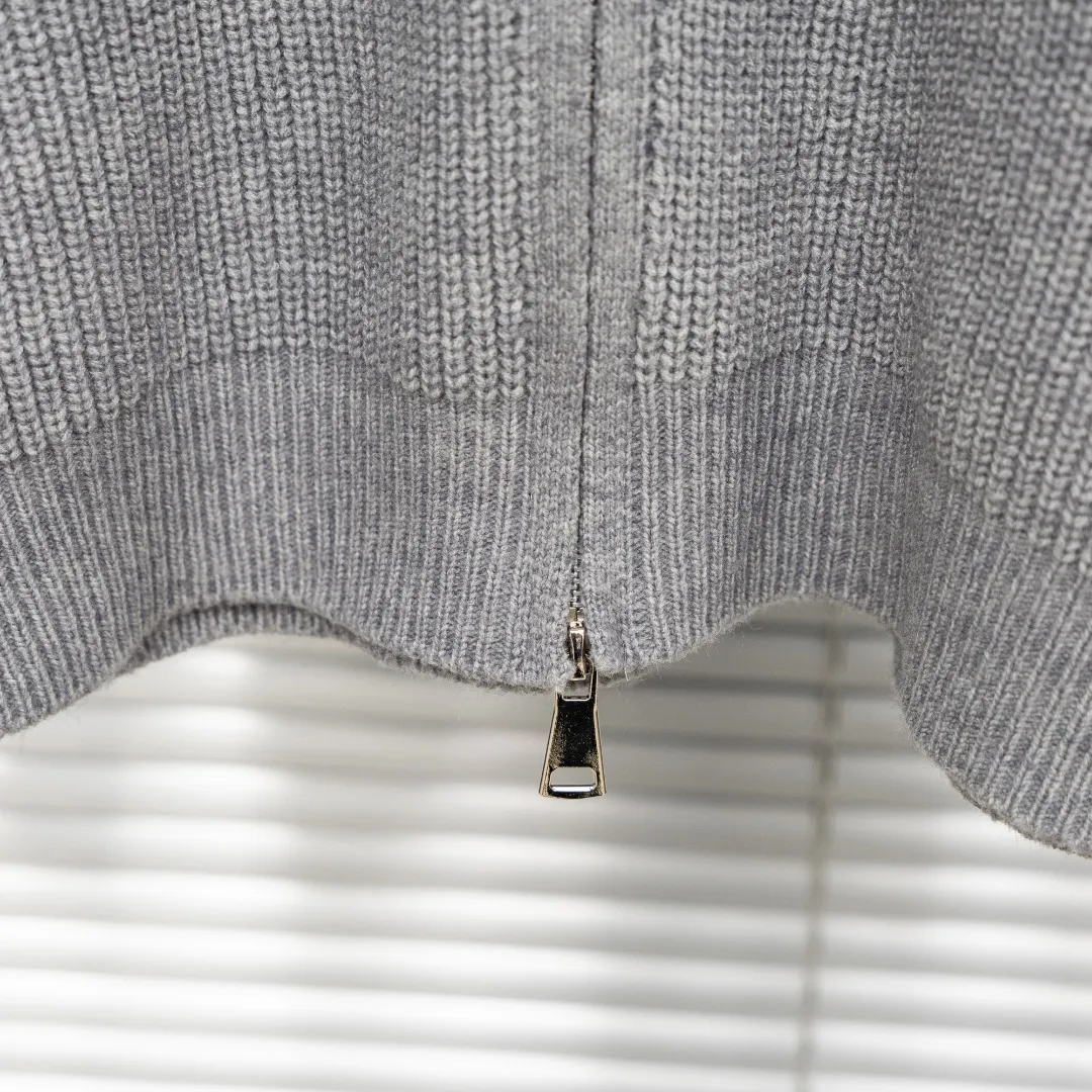 P310 top version (different currencies) Style: Stone Island STONE LSLAND high weight knitted wool cardigan jacket Color: Picture color Size: M-XXXL Fabric: Blended Accessories: Full set of customized accessories No gender distinction, same style for men and women